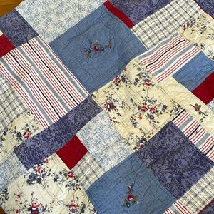 Reversible Quilt Set with 2 Matching Shams